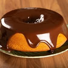 BOLO DE CENOURA CONFEITADO