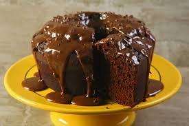 BOLO DE CHOCOLATE CONFEITADO