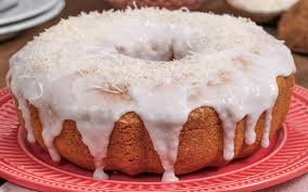 BOLO DE COCO CONFEITADO